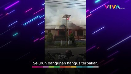 Video herunterladen: Polsek Borong Penuh Ledakan, Seluruh Bangunan Hangus