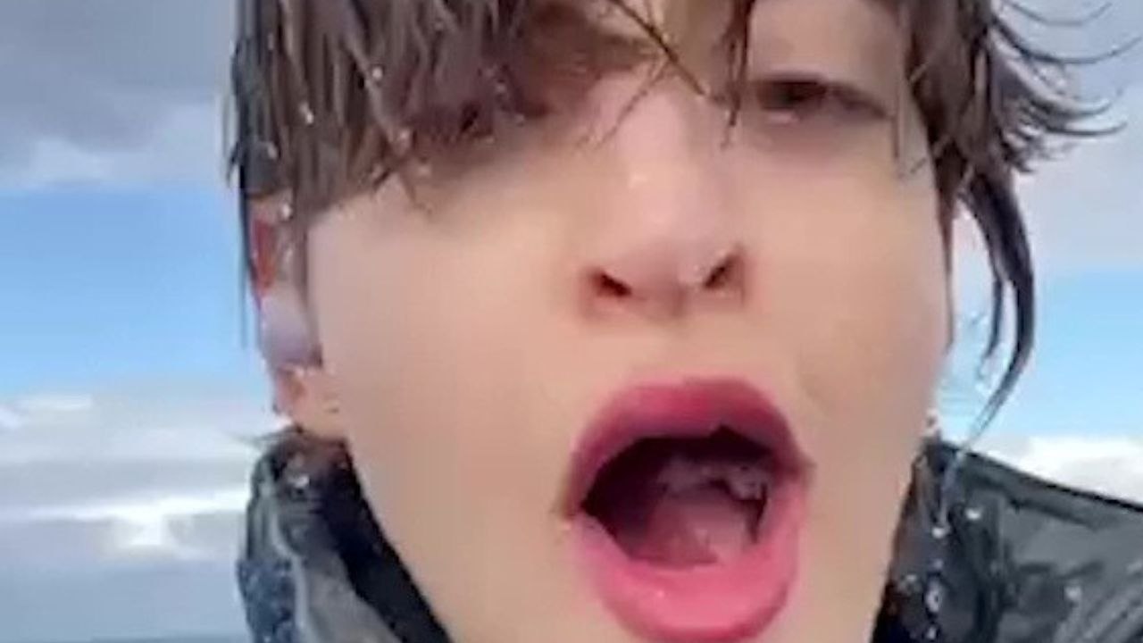 Das „süße“ Video der Frau am Meer wurde unterbrochen, als sie von einer riesigen Welle geschlagen wird