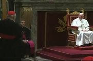 El Papa Francisco sufrió tropezón durante audiencia con Cardenales
