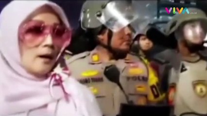 Represif, Polisi Lawan Geng Emak-emak Pendemo Hak Angket