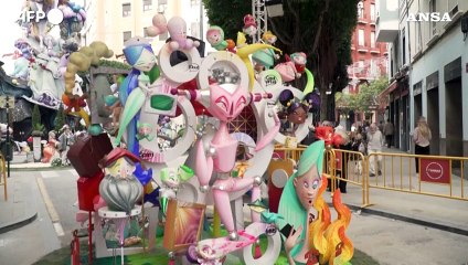 Valencia, le sculture delle Fallas riportano il colore dopo l'incendio
