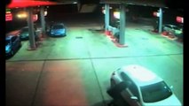 Video de cámaras de seguridad Hombre con cuchillo aterroriza a las personas en una gasolinera