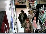 Camaras de seguridad captan a mujer robando perfumes de una tienda departamental