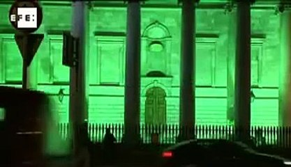 Irlanda celebra del Día de San Patricio iluminando de verde edificios emblemáticos