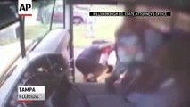Chofer escolar patea a una niña de capacidades especiales fuera del camión le rompe un tobillo