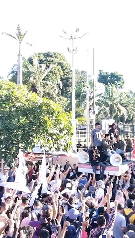 Politisi PDIP Sembangi Masa Aksi di Gedung DPR RI