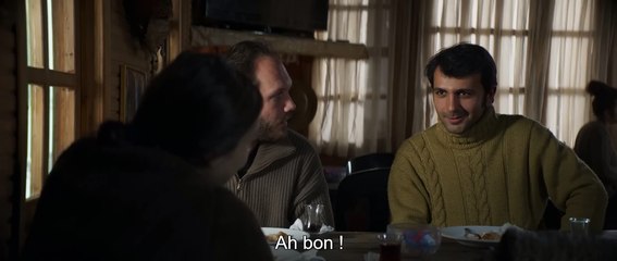 Sobre la hierba seca Tráiler