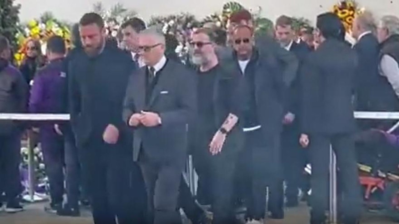 Joe Barone, De Rossi arriva alla camera ardente. Ci sono anche Carlo Conti e Marco Masini