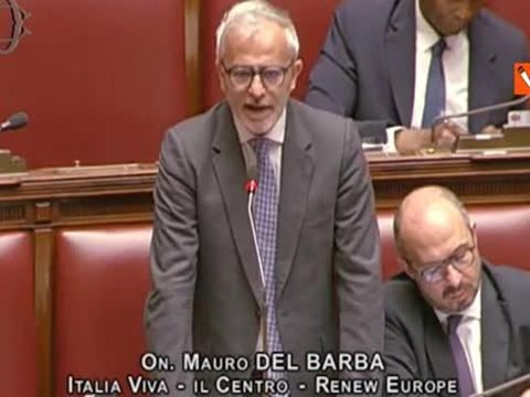 Meloni e Salvini si abbracciano alla Camera, la battuta di Barba: «Non eccedete in effusioni»