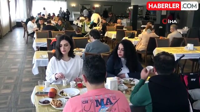 İranlılar Nevruz için Van'a akın etti! Eğlence mekanları dolup taşıyor