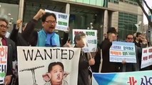 Poster del lider norcoreano es quemado por protestantes surcoreanos
