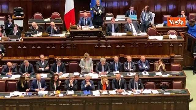 Meloni alla Camera: Scusate se ho detto ragazzi, diciamo giovani colleghi Bagarre dall'opposizione