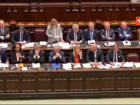 Meloni alla Camera: Scusate se ho detto ragazzi, diciamo giovani colleghi . Bagarre dall'opposizione