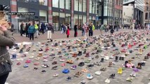 تكريما لأرواح الصغار في غزة.. الآلاف من أحذية الأطفال تغطي إحدى ساحات مدينة أوتريخت الهولندية