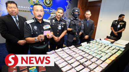 Video herunterladen: Immigration Department raids ewaste recycling factory, discovers over half a million ringgit in cash