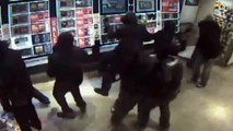 Cámaras de seguridad graban banda de asaltantes en tienda de celulares en Londres