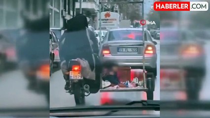 Küçük çocukların tehlikeli motosiklet yolculuğu kamerada
