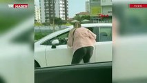 Kadın öğretmen trafikte kadın sürücüyü darp etti: O anlar kamerada