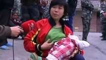 Gente Buena Mujer amamanta a un bebé que perdió a su madre en el terremoto de China