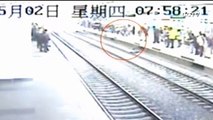 CCTV Video Hombre se desmaya y cae a las vías del tren en China