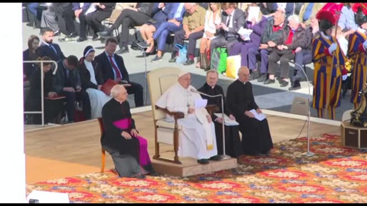 Papa: non si può proseguire con la guerra, fare sforzi per negoziare