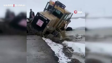 İş makinesi yol kenarındaki boşluğa böyle düştü!