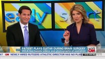 Paciente toca la guitarra mientras le practican una cirugía de cerebro