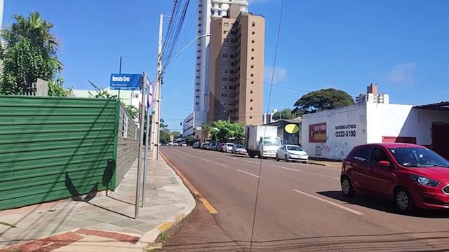 Atenção! Fios caídos podem causar acidentes na Rua Rio Grande do Sul com Osvaldo Cruz