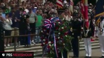 Presidente Obama colocar una ofrenda floral en la Tumba del Soldado Desconocido