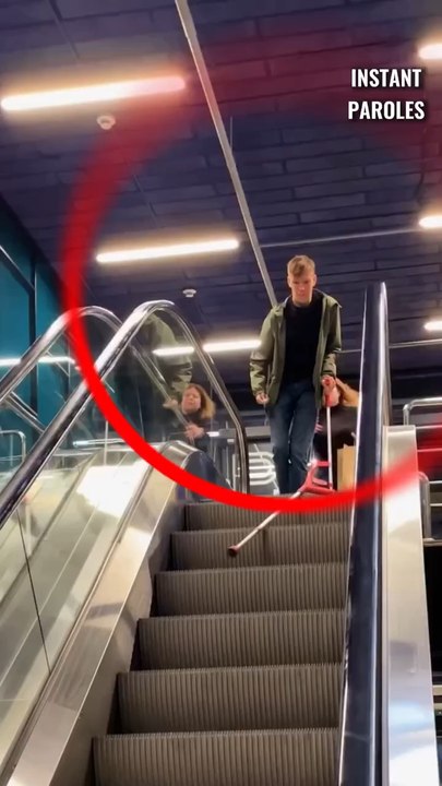 Cet homme fait tomber sa béquille dans l’escalator puis reçoit un précieux soutien