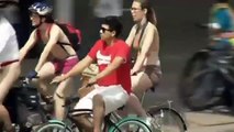 Cientos de ciclistas salen desnudos a las calles de la Ciudad de México