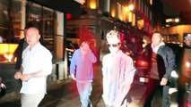 Menores de edad Justin Bieber es escoltado fuera de Los Angeles Nightclub