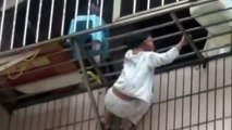 Cabeza de niña de 8 años atrapada entra barras en China