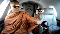 Monjes budistas vuelan en jet privado son criticados en Tailandia por faltas a sus principios
