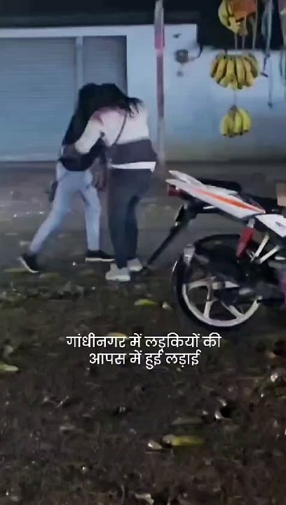 भरी बारिश में 2 युवतियों का हाईवोल्टेज ड्रामा, गोद में उठाते ही दोनों गिरीं सडक़ पर