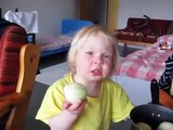 Niño que come cebolla como una manzana