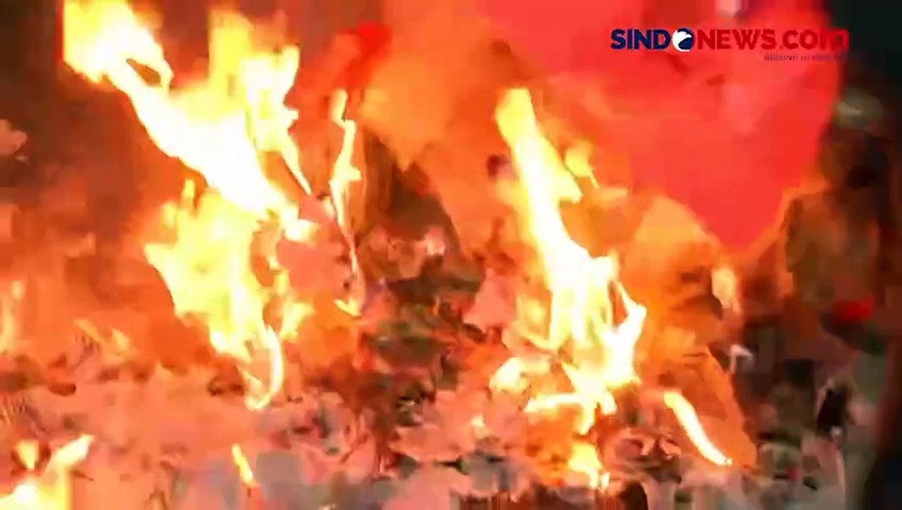 Massa Bakar Ban di Depan Kantor KPU, Tolak Pemilu Curang