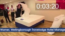 Mujer intenta romper record mundial al tender una cama king size en tan solo 74 segundos