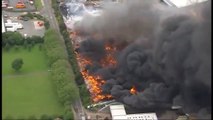Bomberos combaten el fuego en planta de reciclaje en Smethwick Birmingham