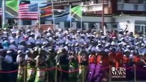 Barack Obama baila durante ceremonia en Tanzania