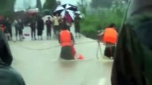 Dramatico rescate de una mujer de una corriente y derrumbe de edificio por inundaciones en China