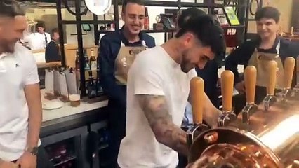 Isaac Romero y Ocampos se pasan a la cerveza por un día