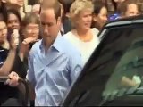 Príncipe Guillermo y Kate con su Bebe Regresan a Casa