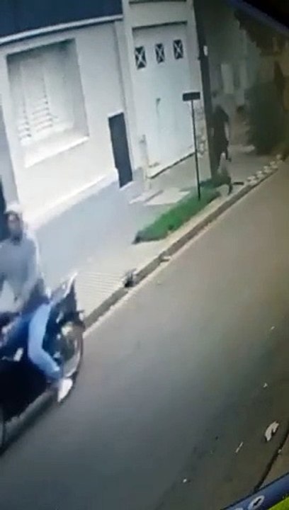 Buscan a motochorros que cometieron un arrebato en el barrio Noroeste