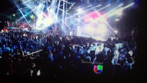 Premios Juventud 2013  Pitbull  Jennifer Lopez dentro de la alberca