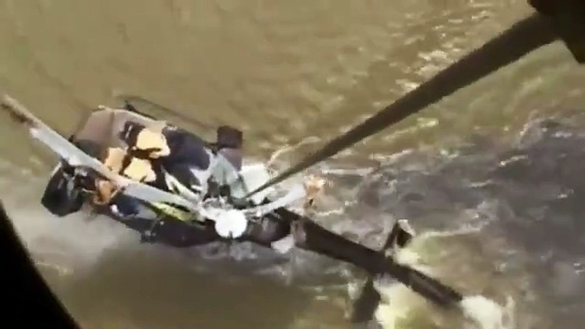 Helicóptero se estrella dentro lago en Romania