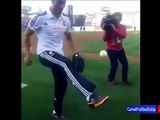 Cristiano Ronaldo jugando con una pelota de beisbol