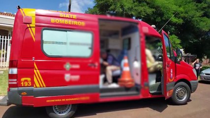 Homem cai da escada e ao tentar se segurar, corta palma da mão