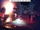 Casa incendiada colapsa a metros de los bomberos que intentaban apagar el fuego