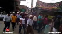 Ciudadanos marchan para exigir la liberación del Dr Mireles en Coalcomán